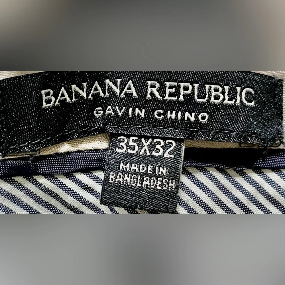BANANA REPUBLIC KHAKI PANTS SIZE 35 X 32